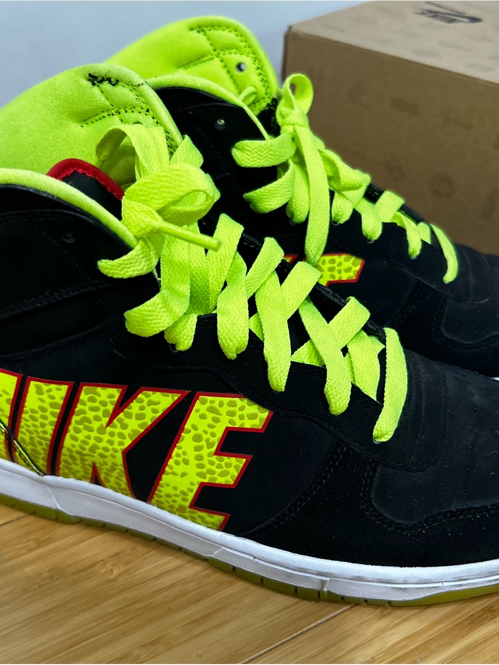 Nike Men‘a High-Top Sneakers in Black and Neon Yellow